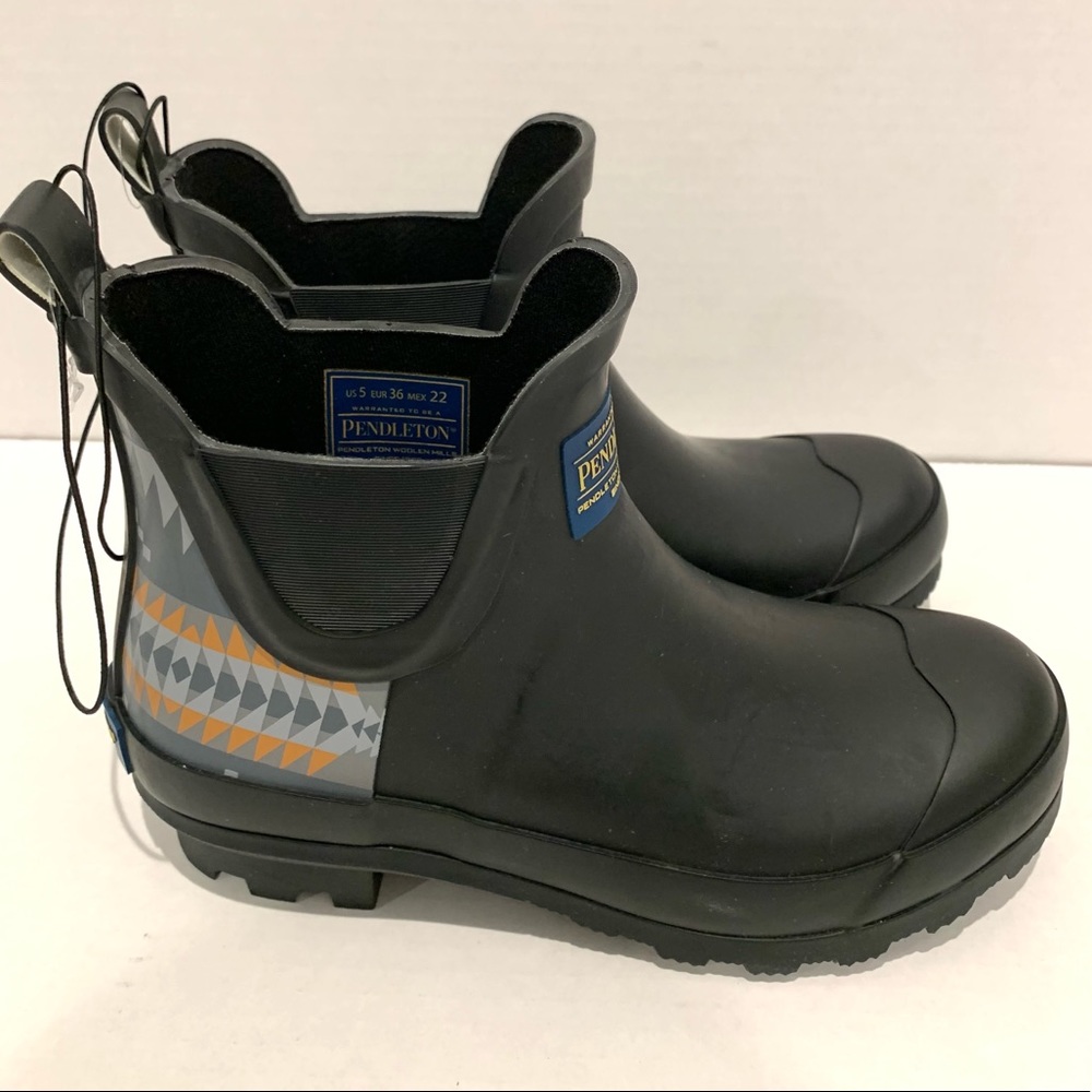 New Women Pendleton rain boot.  Available in black size,5,6,8.